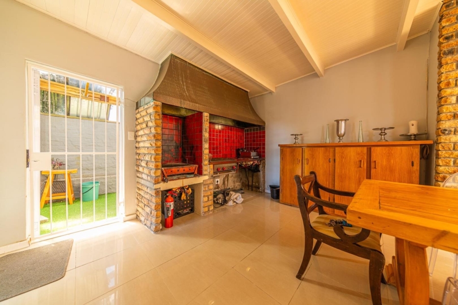 To Let 5 Bedroom Property for Rent in Loevenstein Western Cape